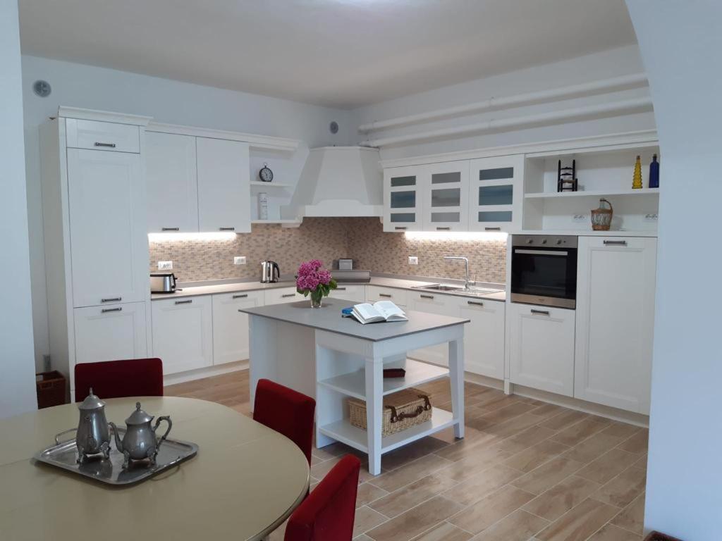 סלה קומצ'ינה Big Apartment With Lake View And Two Bedrooms מראה חיצוני תמונה
